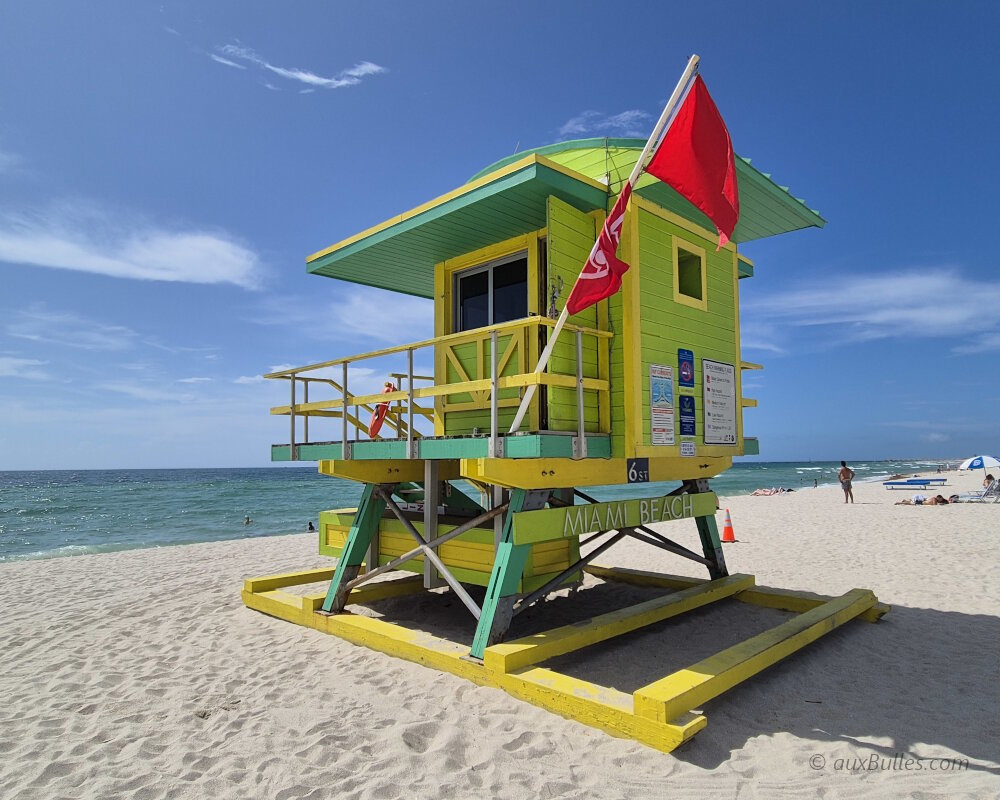 Sous le soleil de Miami, les cabanes de sauveteurs colorées veillent sur les plages de sable blanc, un véritable emblème de South Beach Sous le soleil de Miami, les cabanes de sauveteurs colorées veillent sur les plages de sable blanc, un véritable emblème de South Beach