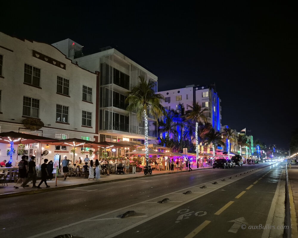 De nuit, la piste cyclable protégée par des séparateurs longe le front de mer de South Beach De nuit, la piste cyclable protégée par des séparateurs longe le front de mer de South Beach