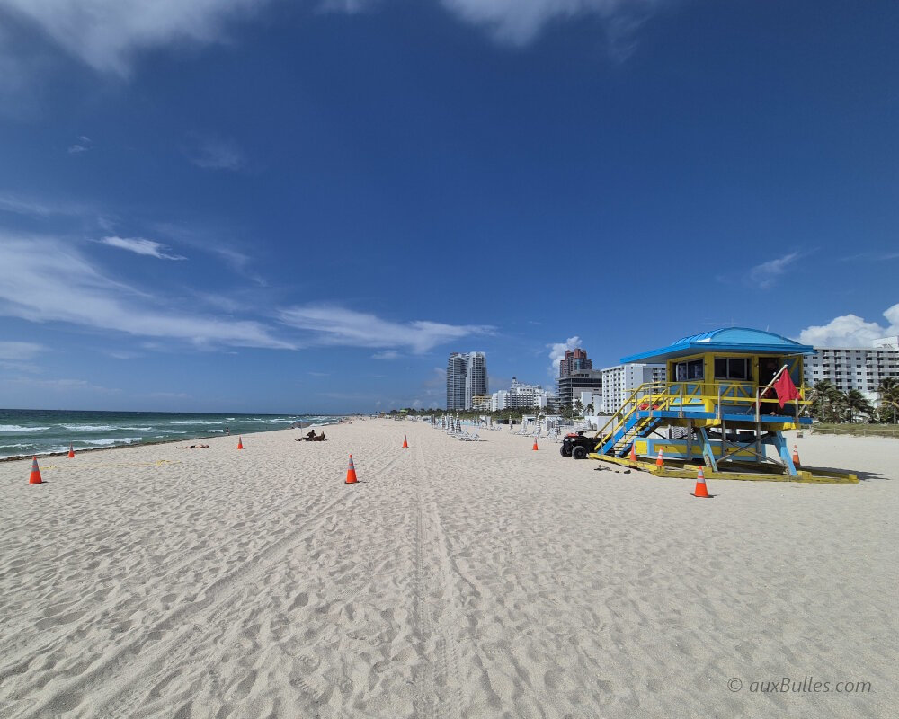 L'immense plage de sable blanc de South Beach L'immense plage de sable blanc de South Beach