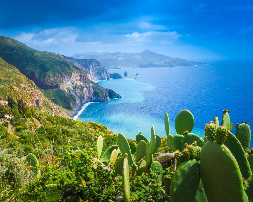 Une vue panoramique depuis le belvédère de Quattrocchi de la côte de l'île de Lipari baignée par des eaux d'un bleu intense
