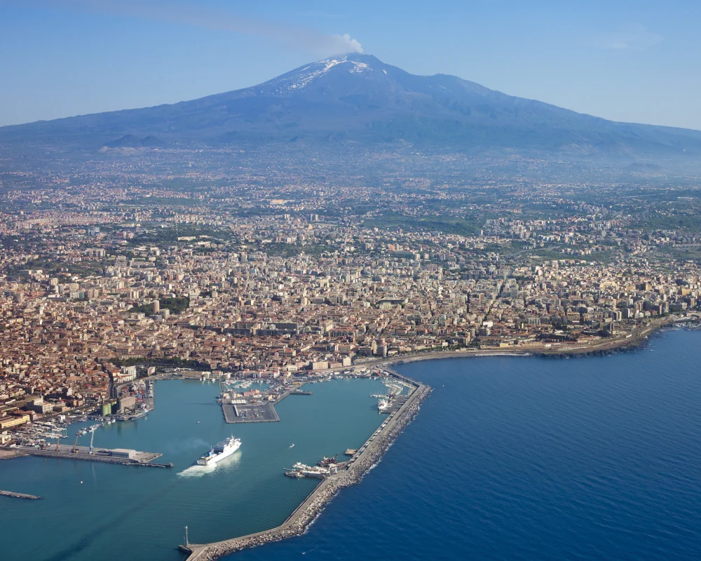 Vue aérienne de la ville de Catane avec l'Etna au loin, en Sicile