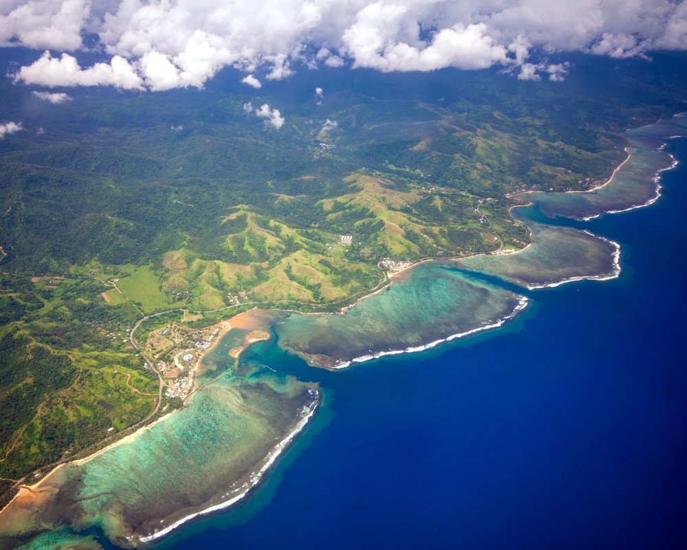 Vue aérienne sur les magnifiques récifs coralliens de la Côte de Corail, entre Naviti et Votua, sur l'île de Viti Levu aux Fidji