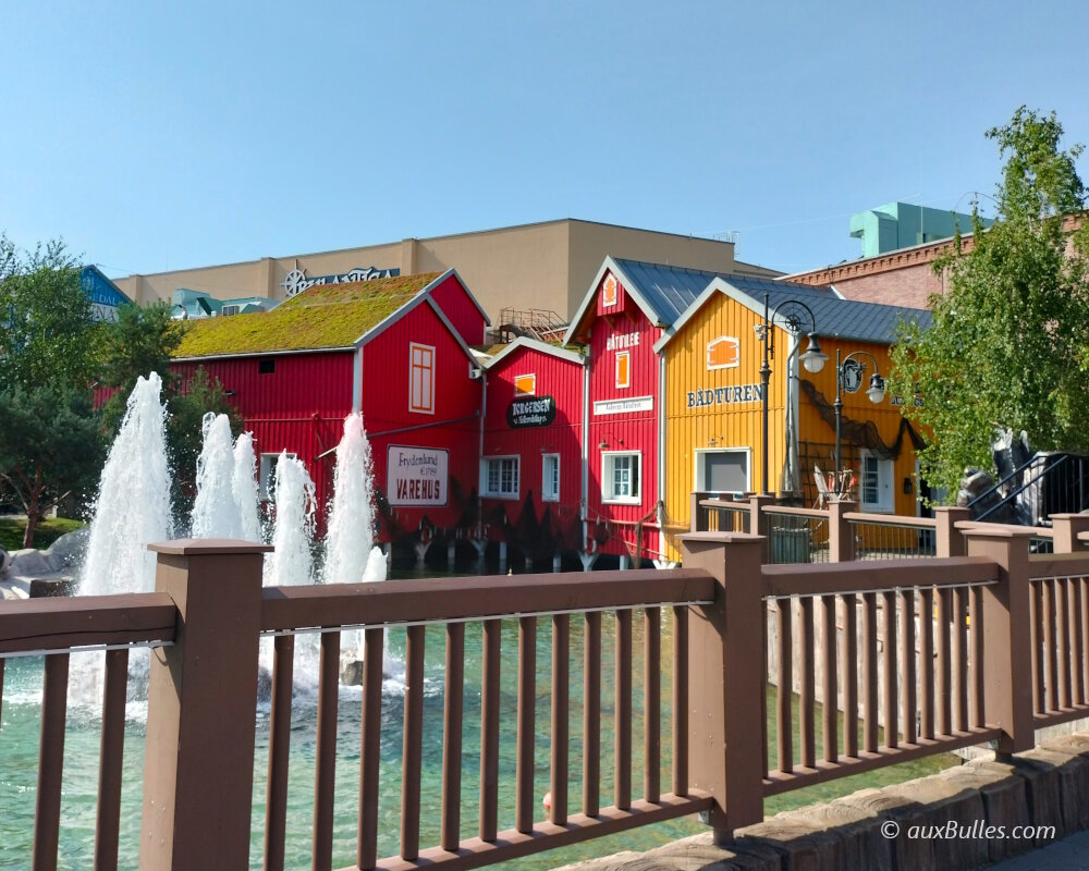 A votre arrivée au parc aquatique de Rulantica, vous êtes plongés dans une ambiance nordique avec les maisons traditionnelles en bois aux couleurs vives A votre arrivée au parc aquatique de Rulantica, vous êtes plongés dans une ambiance nordique avec les maisons traditionnelles en bois aux couleurs vives