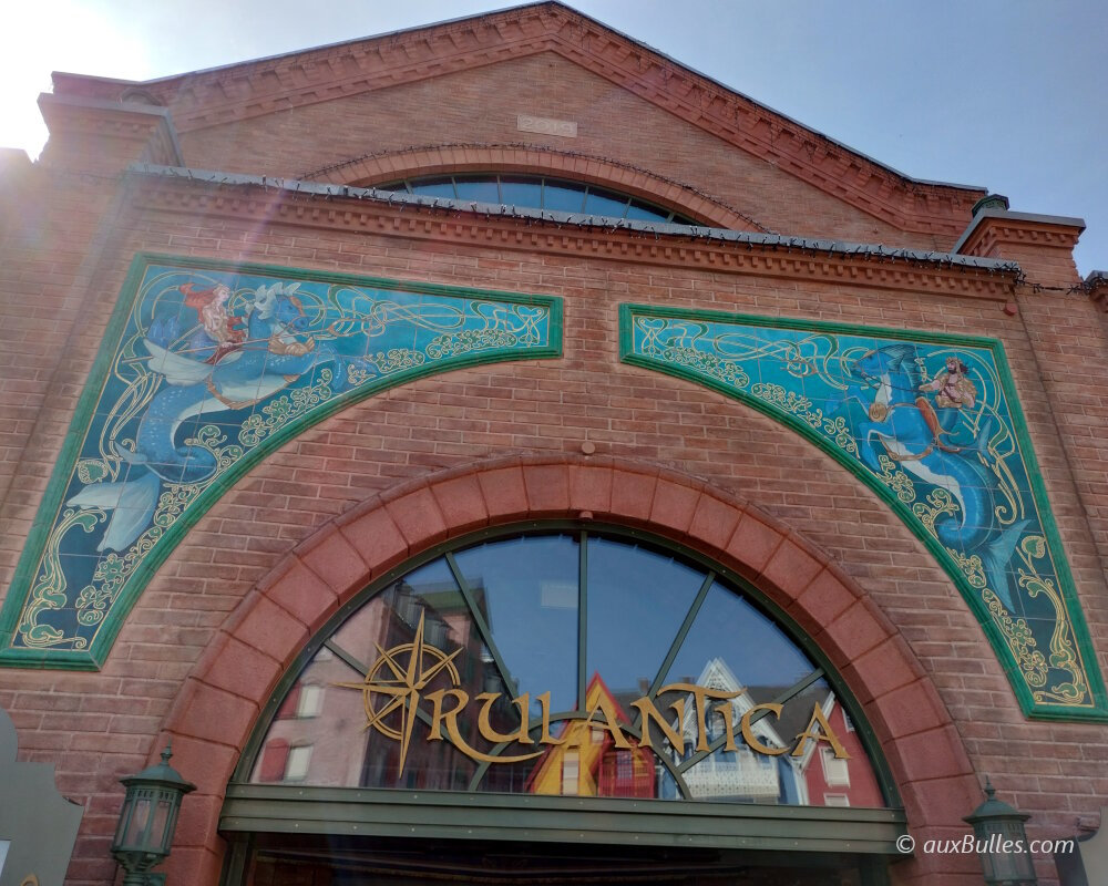 Rulantica est un parc aquatique indoor situé à Rust, en Allemagne, à proximité d'Europa-Park. Ce complexe aquatique se distingue par son thème nordique inspiré des légendes scandinaves offrant une expérience immersive avec des attractions variées telles que des toboggans, des rivières tumultueuses et des zones de baignade relaxantes. Le parc aquatique comprend également des espaces de détente, des restaurants et des boutiques.