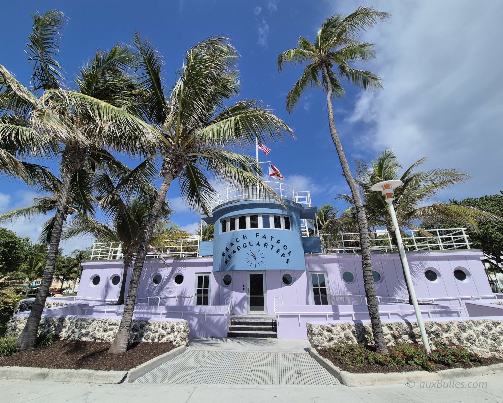 Le Beach Patrol Headquarters, un bâtiment Art déco construit en 1936, situé à l'intersection de la 10th Street et d'Ocean Drive au cœur du quartier historique Art Deco District de Miami Beach