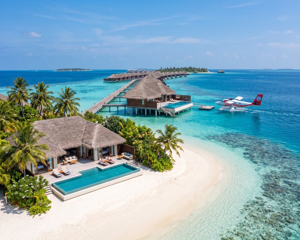Villa sur la plage et villa sur pilotis dans un resort des Maldives