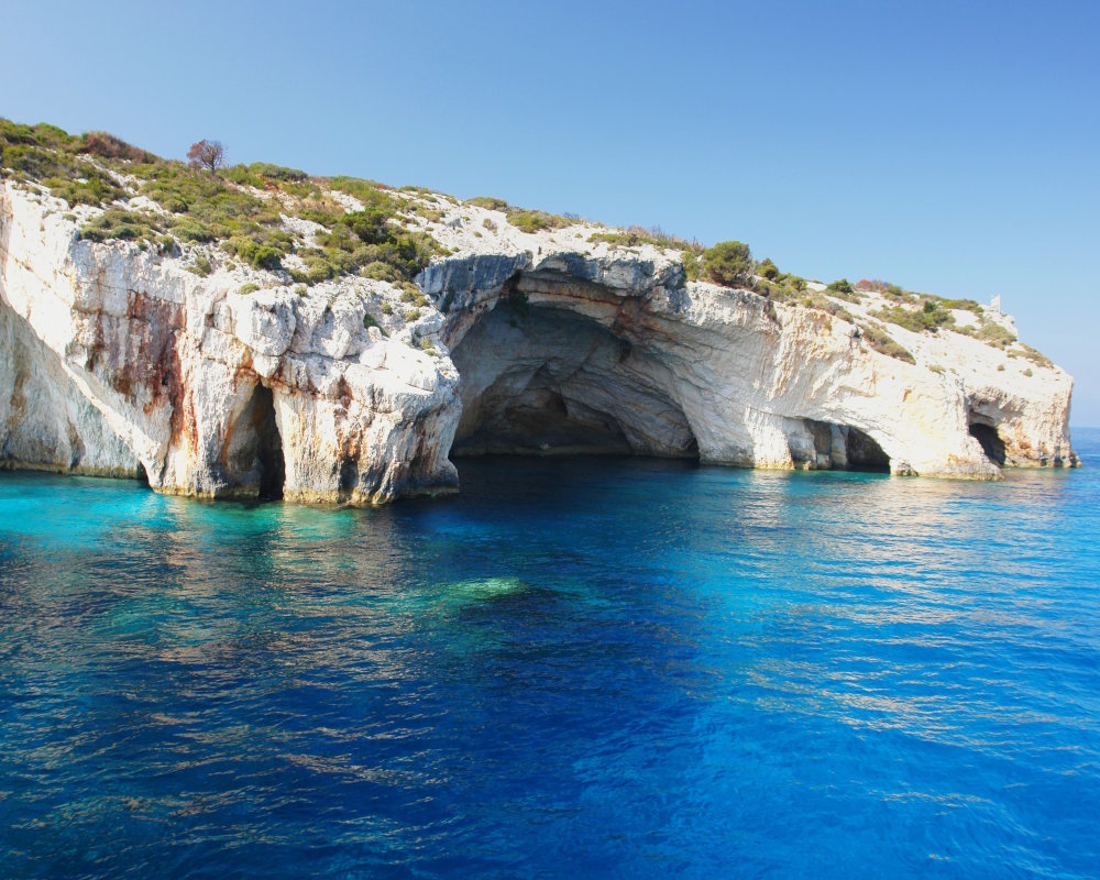 Vue sur les grottes bleues de l'île de Zakynthos, en Grèce