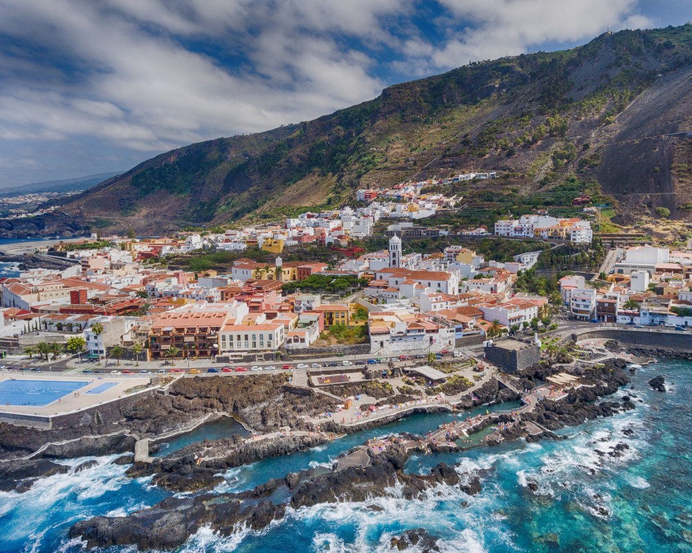 Les bassins d'eau de mer, façonnés par la lave, de la piscine naturelle d'El Caletón à Garachico, au nord-ouest de Tenerife Les bassins d'eau de mer, façonnés par la lave, de la piscine naturelle d'El Caletón à Garachico, au nord-ouest de Tenerife