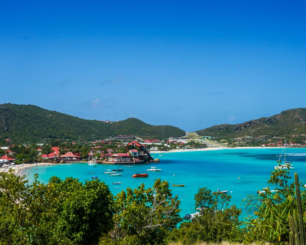 Perché sur un promontoire offrant une vue imprenable sur la baie de Saint-Jean, l'Eden Rock est un hôtel de luxe emblématique de l'île de Saint-Barthélemy avec une ambiance alliant raffinement et charme caribéen