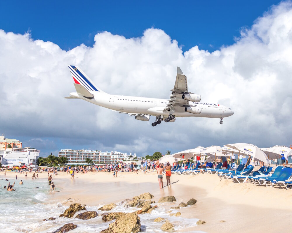 L'atterrissage d'un avion en rase-mottes de la plage de Maho Beach sur l'île de Saint-Martin