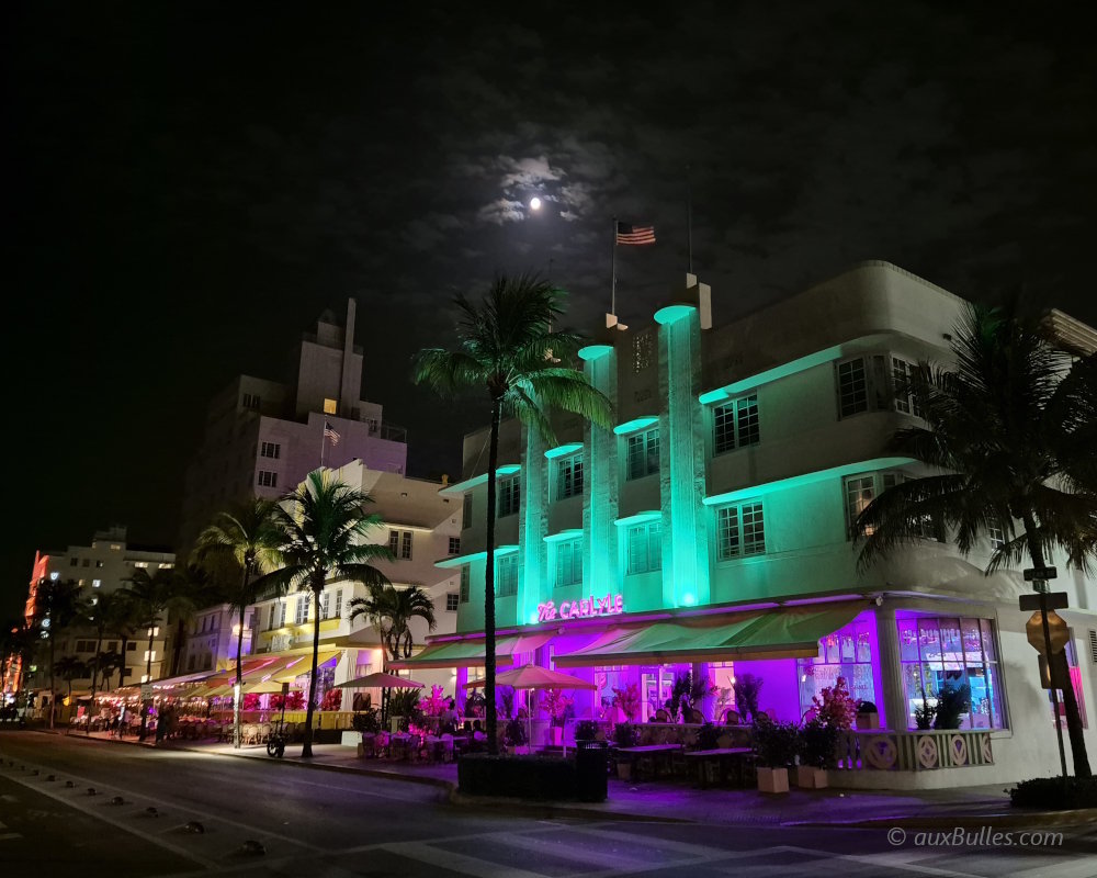 Le Carlyle Hotel à Miami Beach, icône de l'architecture Art Déco, illuminé de nuit sur Ocean Drive