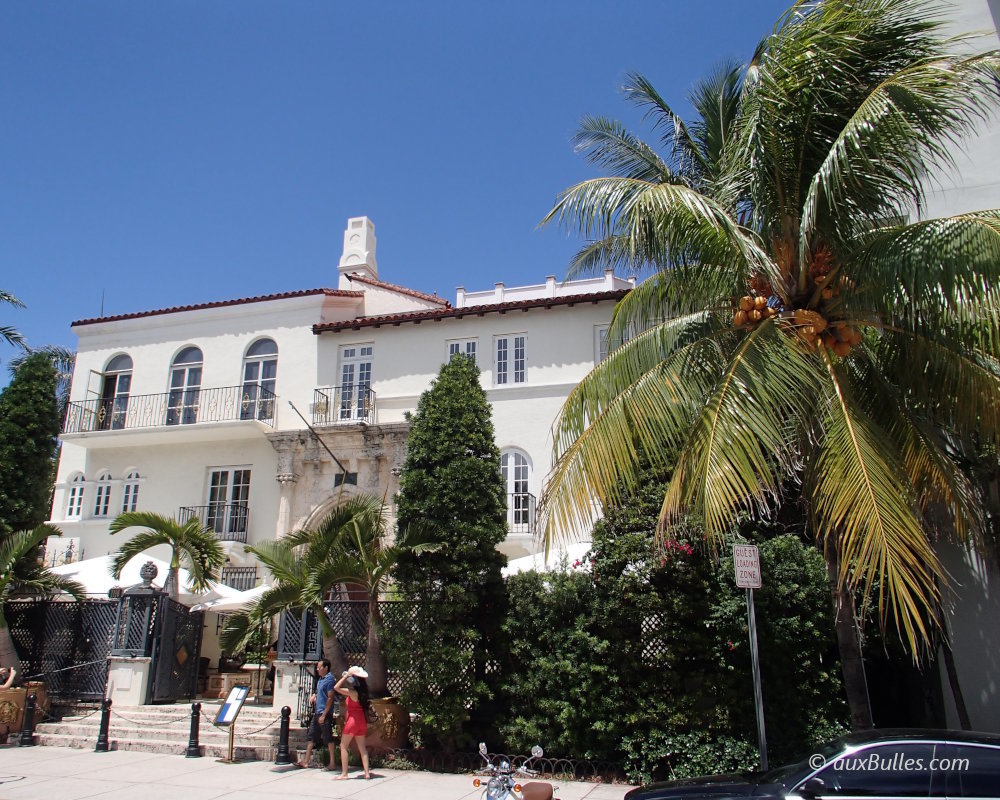 La Casa Casuarina, ancienne demeure de Gianni Versace à Miami Beach, est un chef-d'œuvre d'inspiration méditerranéenne mêlant luxe, mosaïques décoratives et architecture historique sur Ocean Drive