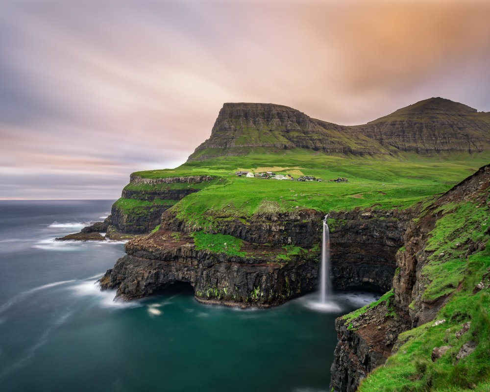 Découvrez les îles Féroé, un archipel sauvage entre l'Islande et la Norvège, réputé pour ses falaises spectaculaires, ses villages colorés et ses paysages nordiques préservés. Retrouvez conseils de voyage, itinéraires, randonnées, culture locale et inspirations pour explorer ce territoire unique de l'Atlantique Nord.