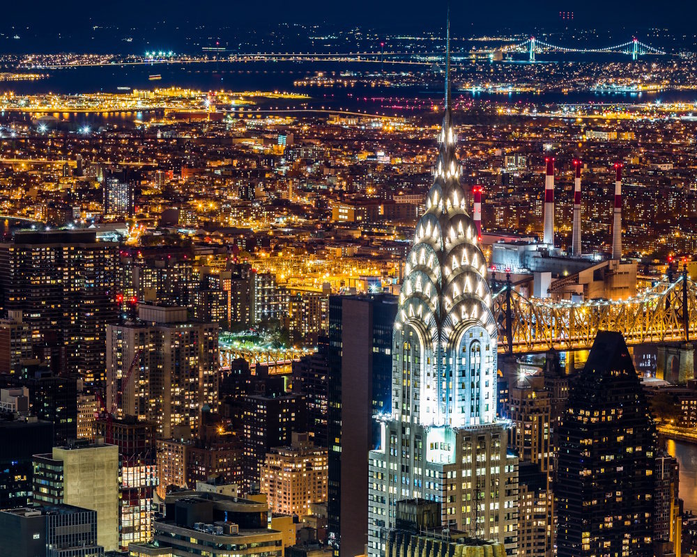 Le Chrysler Building à New York, un chef-d'œuvre de l'architecture Art Déco américaine, illuminé de nuit