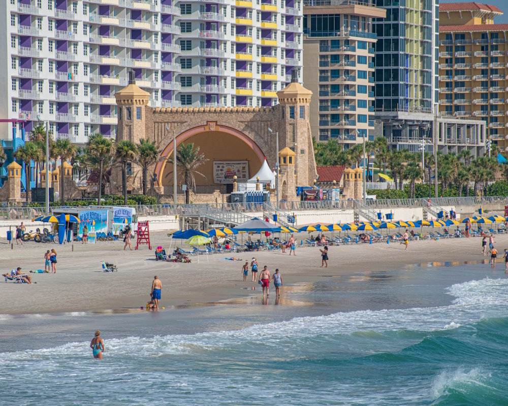 Vue partielle du Daytona Beach Bandshell, amphithéâtre emblématique situé sur le Boardwalk en Floride