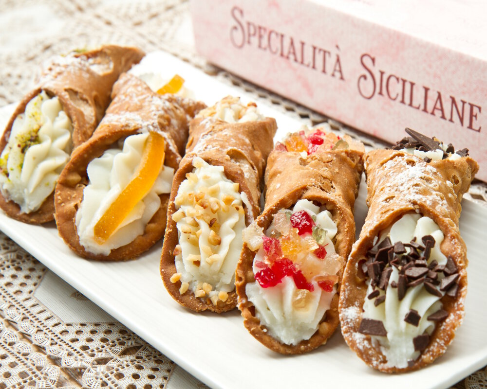 Ne manquez pas également de goûter aux délicieuses pâtisseries siciliennes de la région comme les cannoli