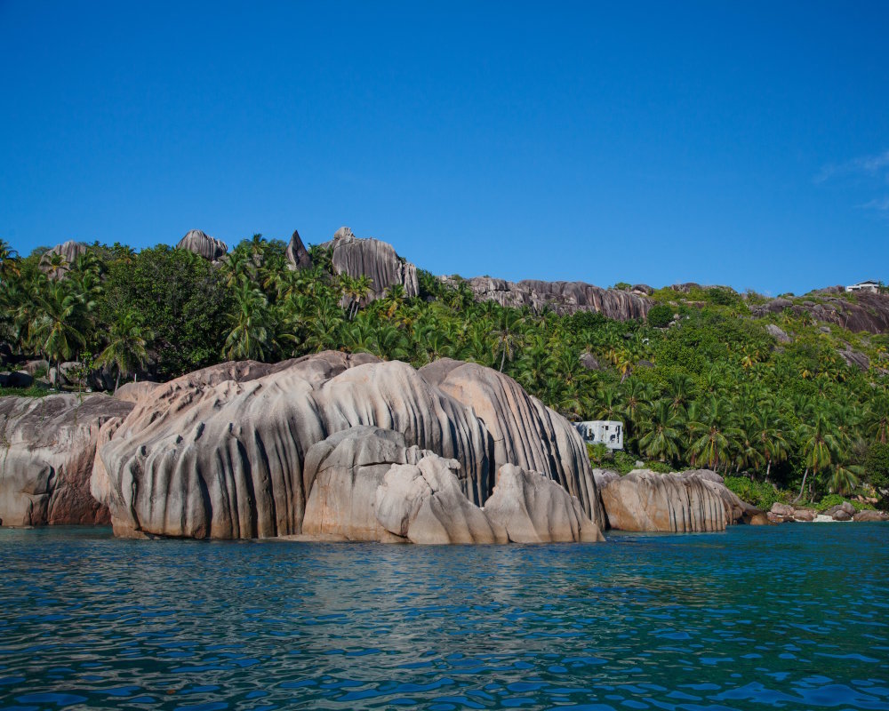 Félicité, petite île granitique au large de La Digue, Seychelles, réputée pour sa végétation tropicale luxuriante Félicité, petite île granitique au large de La Digue, Seychelles, réputée pour sa végétation tropicale luxuriante