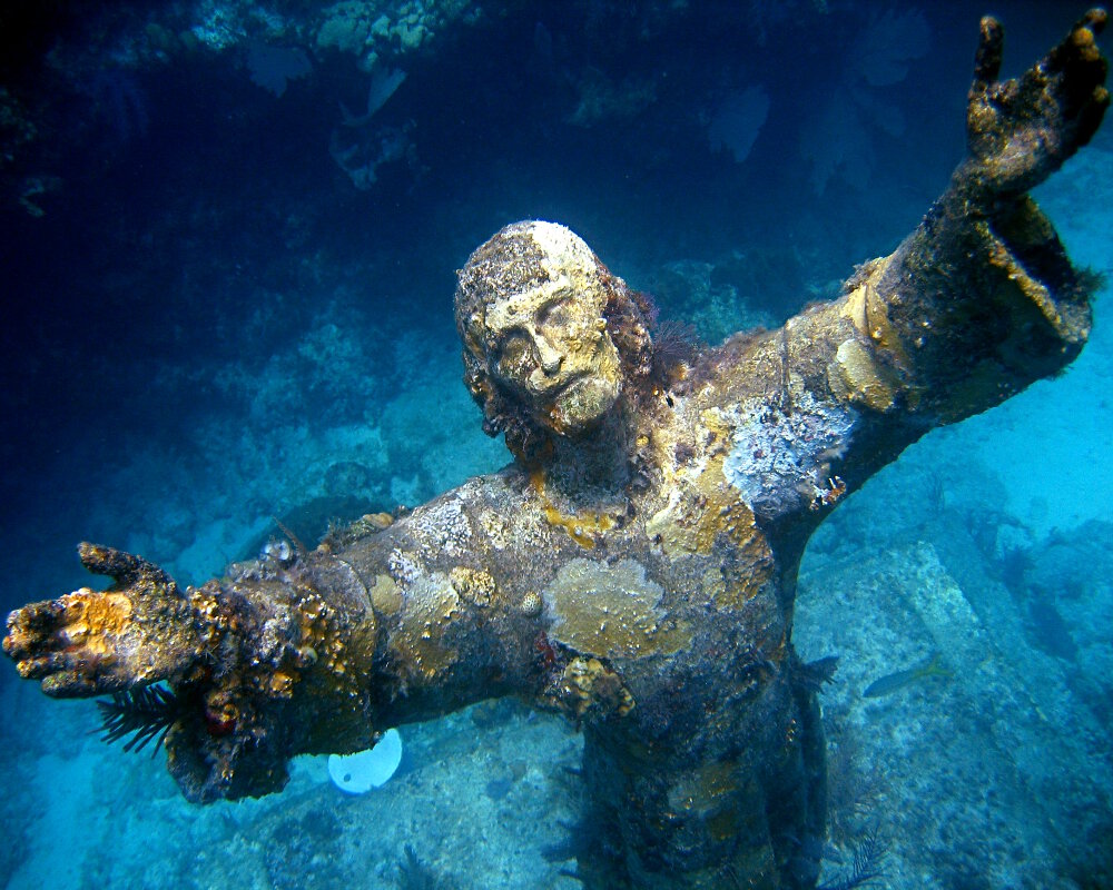 La statue de bronze du Christ des Abysses se dresse du haut de ses 2 mètres