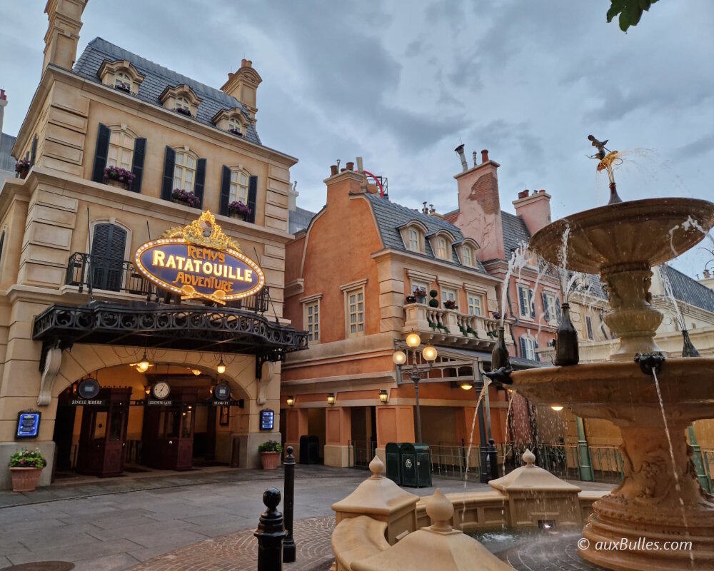L'entrée de l'attraction Remy's Ratatouille Adventure au pavillon français L'entrée de l'attraction Remy's Ratatouille Adventure au pavillon français
