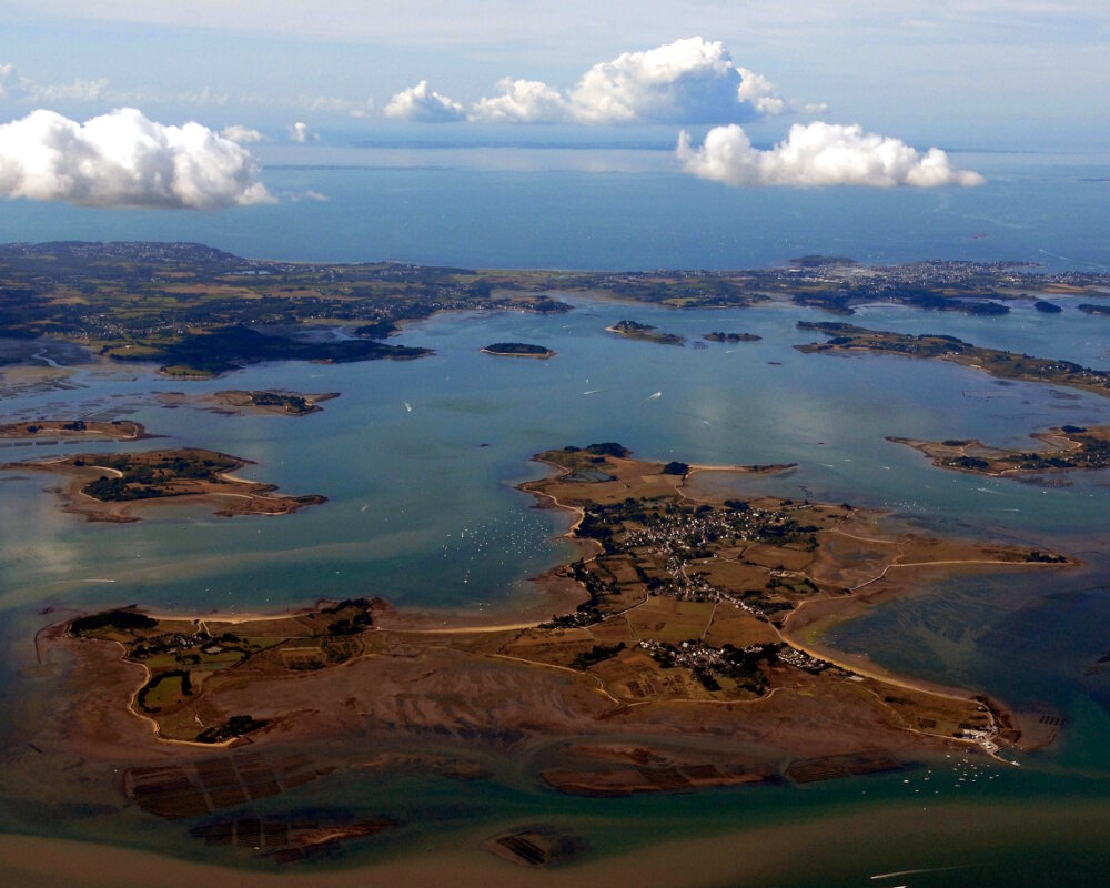 Vue aérienne sur l'île d'Arz située dans le Golfe du Morbihan