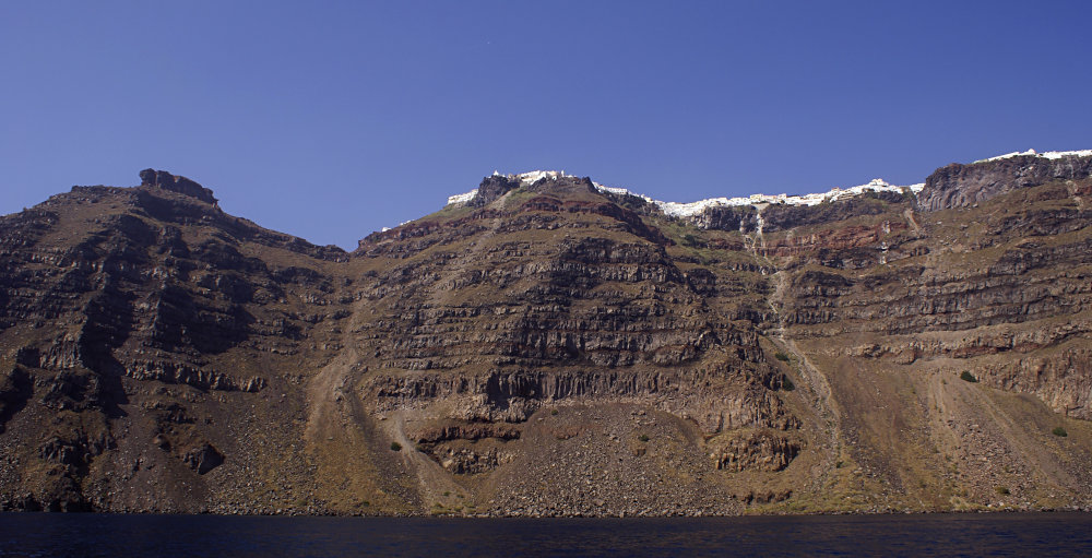 Les falaises verticales impressionnantes se dressent autour de la caldera. Au sommet, les villages perchés sont éclatants de blancheur !