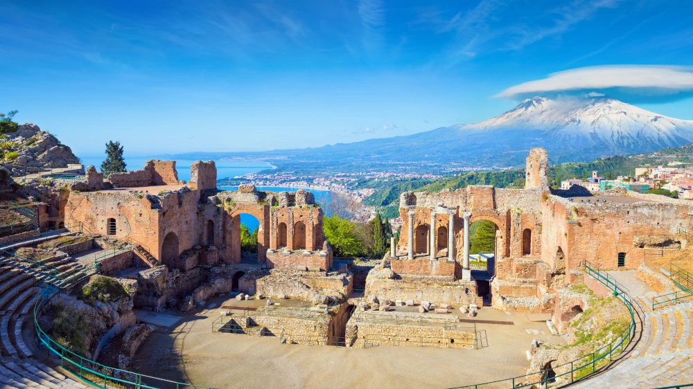 Le théâtre grec de Taormine avec l'Etna en arrière-plan, en Sicile