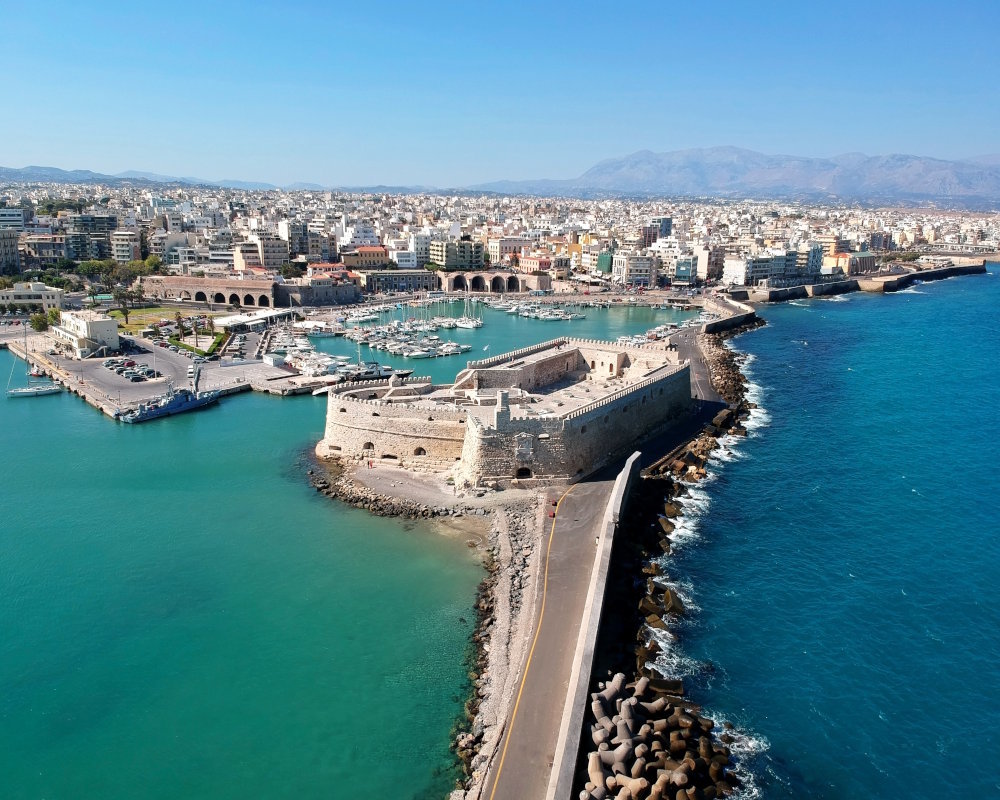 Vue aérienne d'Héraklion et de la forteresse vénitienne Rocca a Mare gardant l'entrée du port, en Crète Vue aérienne d'Héraklion et de la forteresse vénitienne Rocca a Mare gardant l'entrée du port, en Crète