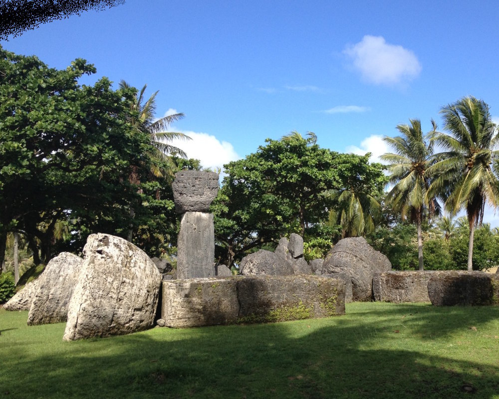 Ruines anciennes chamorros avec les pierres latte, dont l’une est encore debout, de la Maison de Taga, sur l’île de Tinian, dans les îles Mariannes du Nord