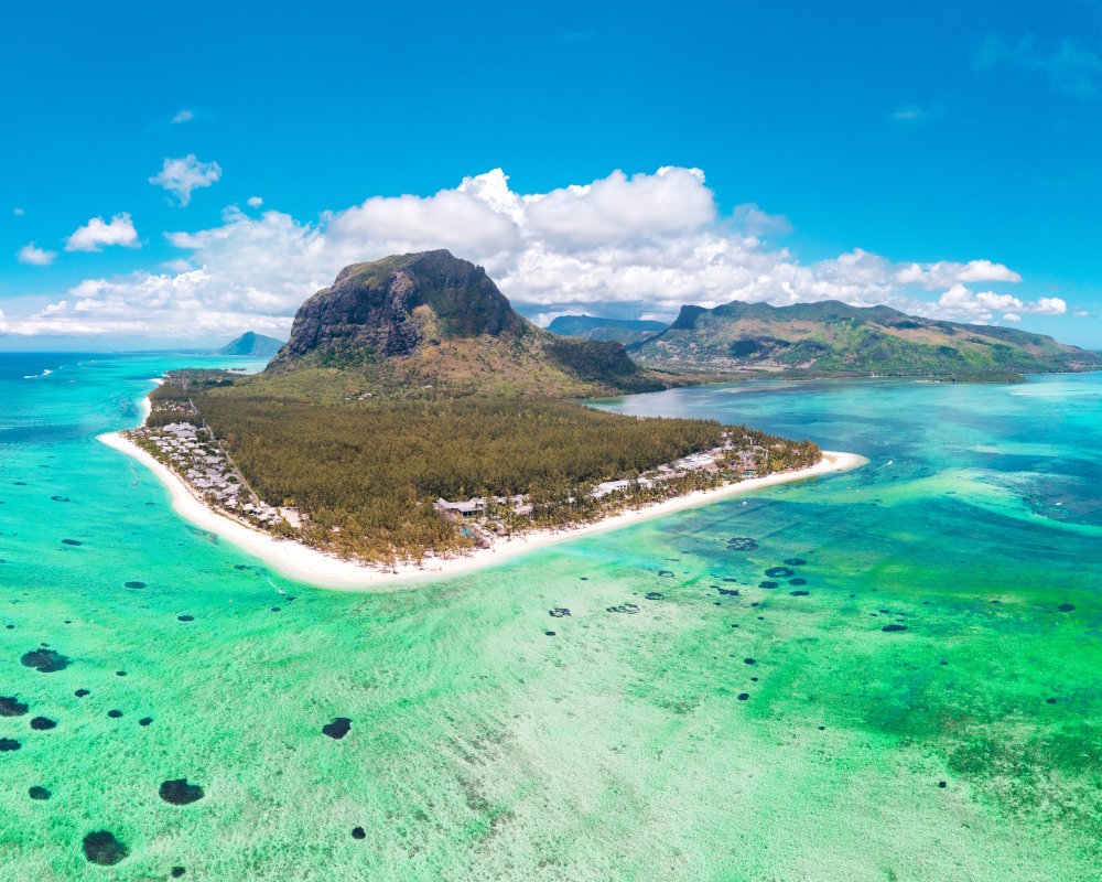 Vue panoramique aérienne du Morne Brabant, avec ses longues plages de sable blanc et son vaste lagon aux eaux turquoise, sur l'île Maurice