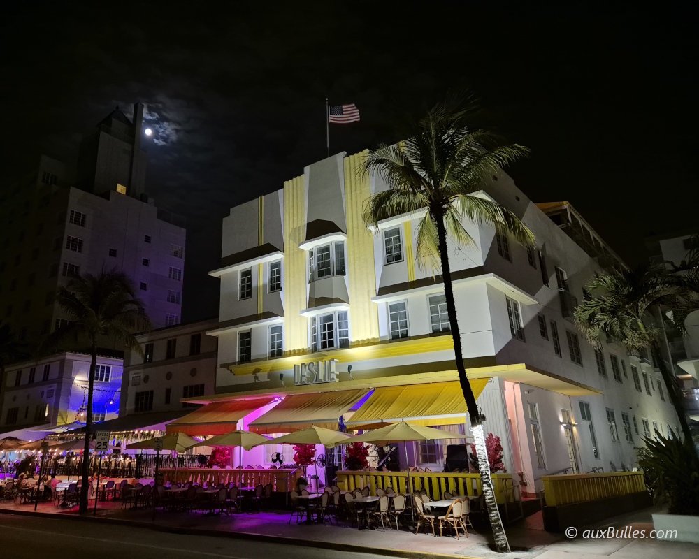 Le Leslie Hotel à Miami Beach, élégant exemple de l'architecture Art déco, illuminé de nuit sur Ocean Drive