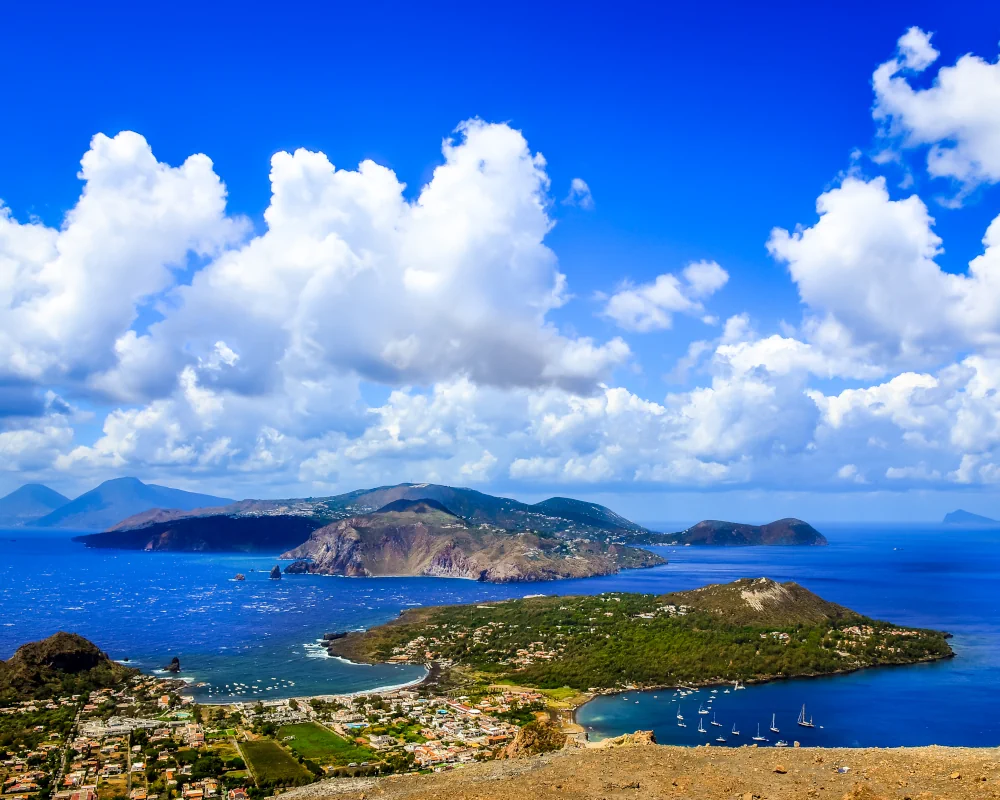 Vue panoramique sur l'île de Lipari depuis l'île de Vulcano, dans les îles Éoliennes