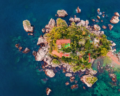 Vue aérienne plongeante sur Isola Bella, au large de Taormine en Sicile