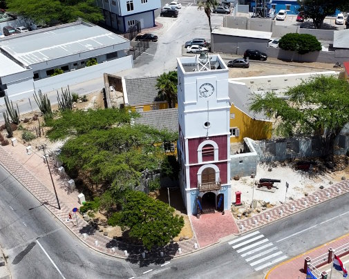 Vue aérienne du Fort Zoutman et de la tour Willem III à Oranjestad, capitale d'Aruba Vue aérienne du Fort Zoutman et de la tour Willem III à Oranjestad, capitale d'Aruba