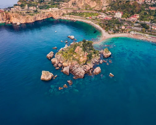 Vue aérienne d'Isola Bella et de la baie de Mazzarò, sur la côte de Taormine en Sicile