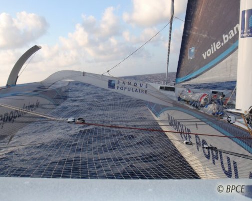 Image à bord de Banque Populaire V, le maxi trimaran de Loïck Peyron, au jour 6 du Trophée Jules Verne