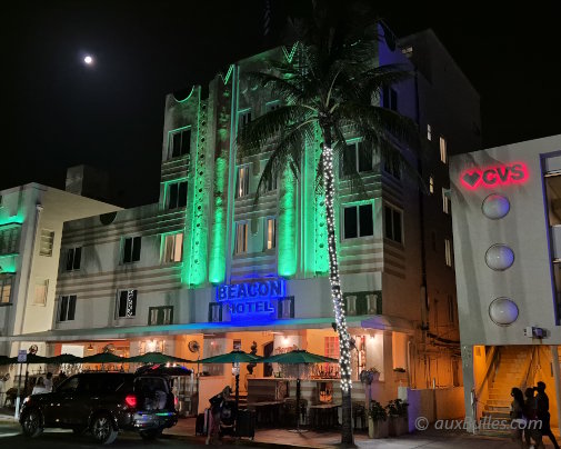 Les lignes et motifs géométriques de l'architecture Art déco du Beacon Hotel sont mis en valeur par des projecteurs qui s'illuminent à la tombée de la nuit