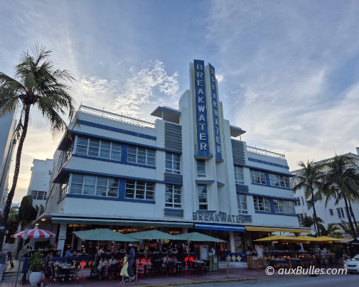 Le Breakwater Hotel à Miami Beach, joyau de l'architecture Art déco, baigné par les couleurs du coucher de soleil sur Ocean Drive