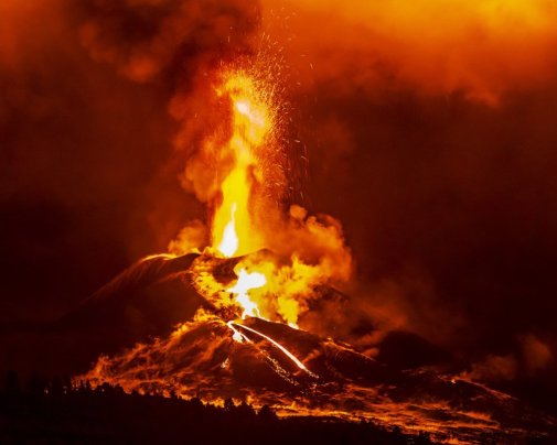 Eruption de nuit du volcan Cumbre Vieja depuis le mirador de Tajuya sur l'île de La Palma 