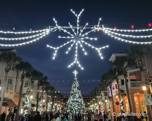 Le majestueux sapin de Noël se dresse sur la rue illuminée de Market Street, au cœur de la ville de Celebration