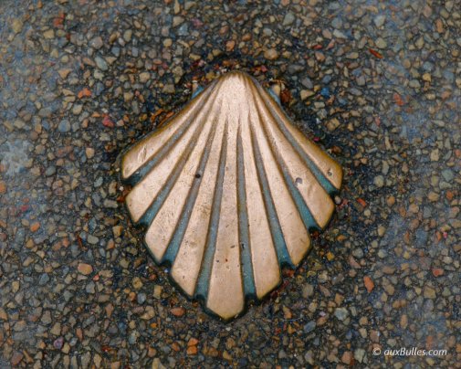 Une coquille Saint-Jacques balise un des chemins de Compostelle Une coquille Saint-Jacques balise un des chemins de Compostelle