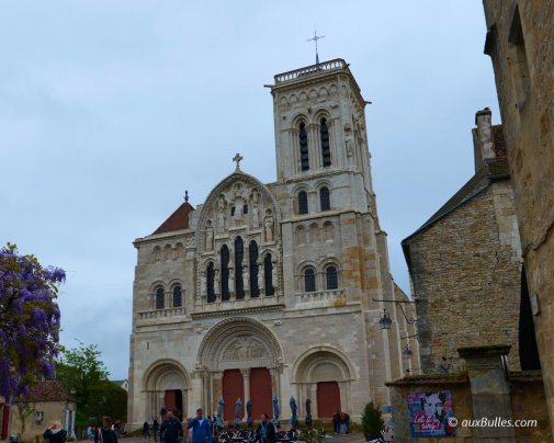 La basilique Sainte-Marie Madeleine est le point de départ du chemin de Compostelle par la voie de Vézelay La basilique Sainte-Marie Madeleine est le point de départ du chemin de Compostelle par la voie de Vézelay