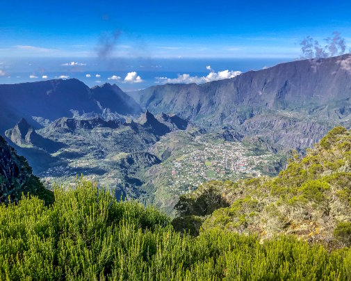 Le cirque de Cilaos au coucher du soleil, vu depuis le piton des Neiges, sur l'île de La Réunion
