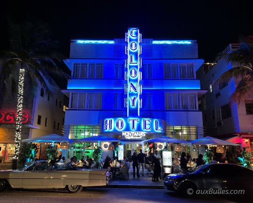 Le Colony Hotel à Miami Beach, exemple emblématique de l'architecture Art Déco illuminé la nuit sur Ocean Drive
