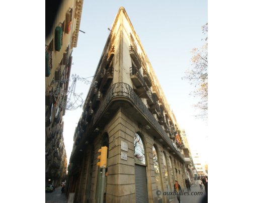 The avenue of La Rambla reveals the architecture of its buildings ! The avenue of La Rambla reveals the architecture of its buildings !