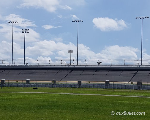 Le virage incliné à 31° du Daytona International Speedway, une particularité spectaculaire qui permet aux voitures de rouler à très haute vitesse