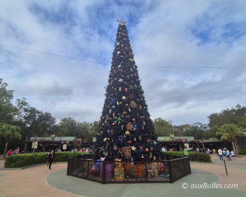 Le majestueux sapin de Noël se dresse à l'entrée du parc Animal Kingdom de Disney à Orlando