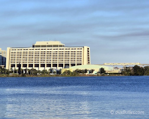 Le Disney's Contemporary Resort est relié au parc Magic Kingdom et les hôtels Disney par le monorail