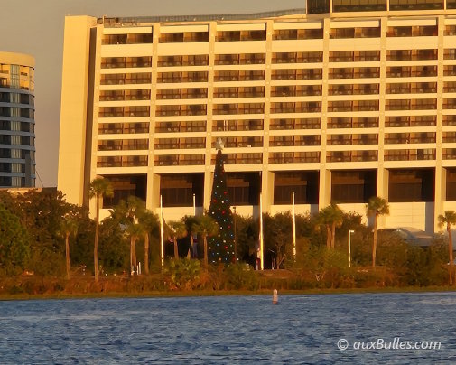 L'énorme sapin de Noël est installé à l'extérieur devant l'entrée du Disney's Contemporary Resort