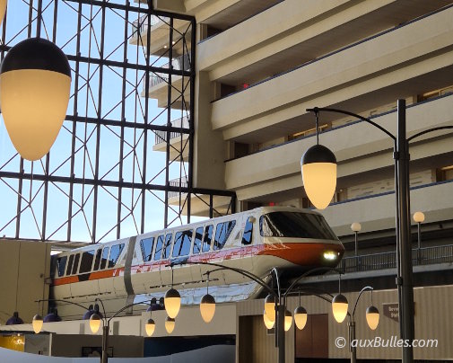 Le monorail traverse le majestueux hall cathédrale du Disney's Contemporary Resort