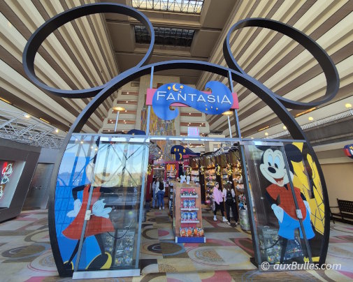 La boutique de souvenirs Disney dans le hall cathédral du Disney's Contemporary Resort